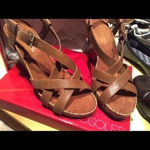 AEROSOLES ‘At First Plush’ size 8.5 Tan Wedge NIB